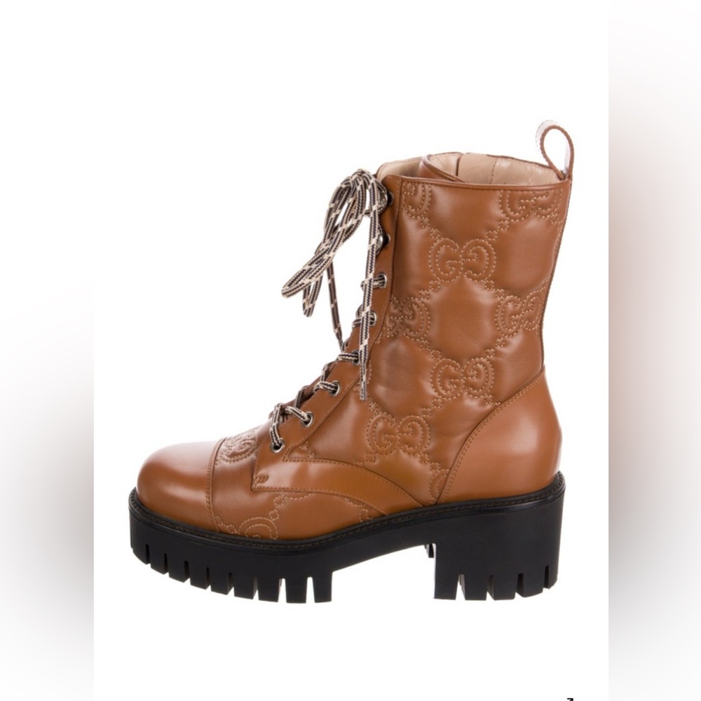 GUCCI GG LOGO LEATHER COMBAT BOOTS, TAN WOMEN’S LACE-UP ANKLE BOOTS WITH GG